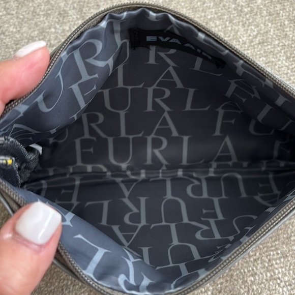 ✨ FURLA x EVA AIR Travel Amenities
Cosmetic Bag - Picture 7 of 9